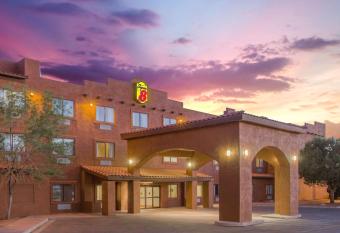 Super 8 by Wyndham Page/Lake Powell allows 18 year olds to book a room