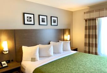 Country Inn & Suites by Radisson, Kenosha, WI has rooms with a private hot tub