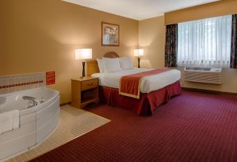 Best Western Maritime Inn has rooms with a private hot tub