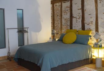 Impasse du Boeuf allows 18 year olds to book a room