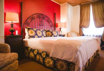 The Holland Hotel has rooms with a private hot tub