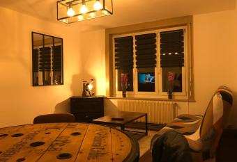 Le vintage allows 18 year olds to book a room