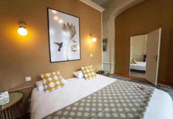 Logis Les Hauts de Montreuil / Le Patio allows 18 year olds to book a room