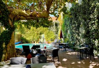 CitH  tel Le Louvre allows 18 year olds to book a room