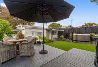 Amber Cottage; Luxury Seaside Retreat with outdoor spa! has rooms with a private hot tub