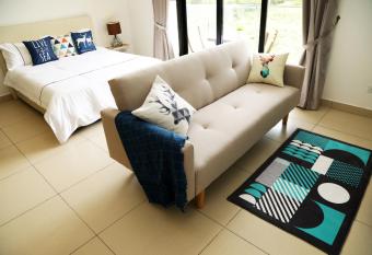 STYLISH COZY HOME @ MIDHILLS GENTING | 8 MINS TO SKYWAY/GPO has Balcony rooms