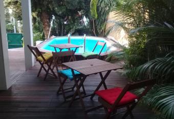 Le Frangipanier Villa avec piscine allows 18 year olds to book a room