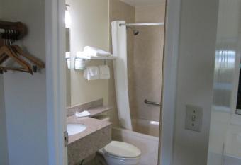 Super 8 by Wyndham Ft Walton Beach has rooms with a private hot tub