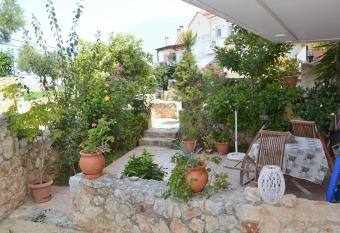 MARILIA Poolside Apartment allows 18 year olds to book a room