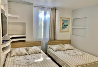 Excellent Studio au c  ur historique de Fr  jus allows 18 year olds to book a room