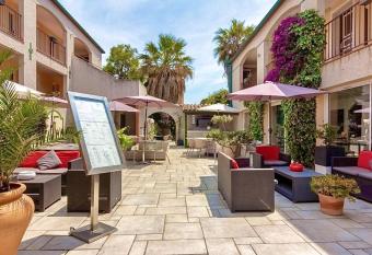 Logis H  tel Les II Mas - Perpignan Sud allows 18 year olds to book a room