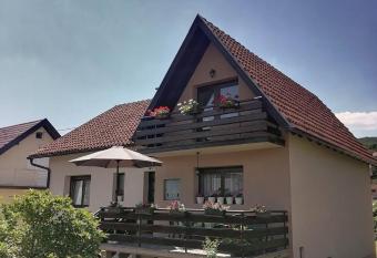 Putnicka kuca kod Dragane has Balcony rooms