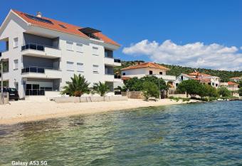 VILA KIKA has Balcony rooms