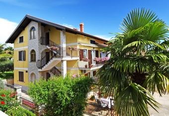 Apartments and Rooms Branka has Balcony rooms