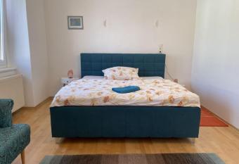 Wein4tel-Apartments allows 18 year olds to book a room