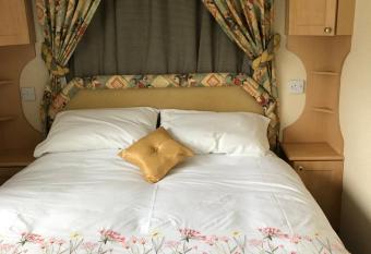 15 Glenfinart Caravan Park has Balcony rooms