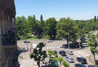 STRASBOURG CENTRE le 85, Superbe F5, 125m2, 5 Pi  ces allows 18 year olds to book a room