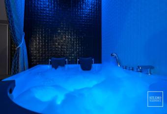 Exclusive Apartment Centrum has rooms with a private hot tub