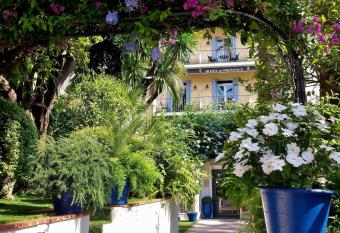H  tel de Provence allows 18 year olds to book a room
