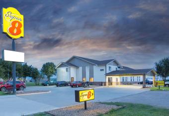 Super 8 by Wyndham Belleville has Smoking rooms