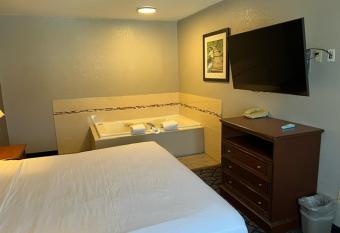 Baymont by Wyndham Waukesha has rooms with a private hot tub