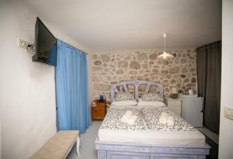 Rooms Epidaurus allows 18 year olds to book a room