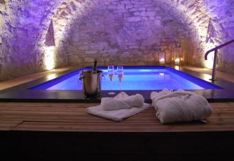 Chambres d h  tes du ch  teau allows 18 year olds to book a room