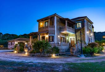 Sunshine Villa has Balcony rooms