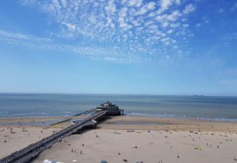 Beautiful Top Floor Seaview Studio Apartment B berge-Bruges has Balcony rooms