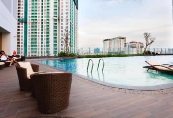 June Home RIVERGate Luxury has Balcony rooms