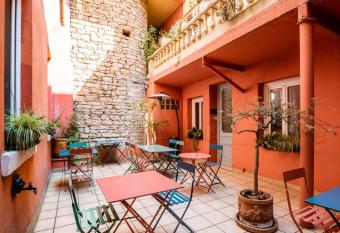 Au Patio Morand allows 18 year olds to book a room