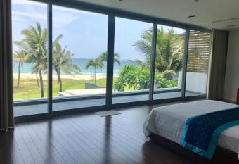 Luxury Villa 5* - Ocean Front - IDCWH has rooms with a private hot tub