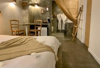 o5sens allows 18 year olds to book a room