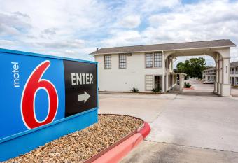 Motel 6 Bryan - College Station allows 18 year olds to book a room