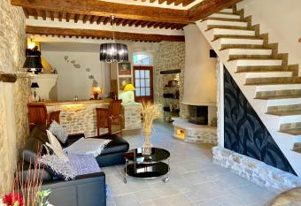 Authentique Bijou C  ur d   Orange    2 pas du Th    tre Antique! allows 18 year olds to book a room