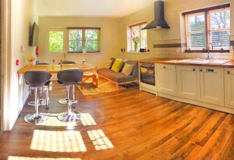 Daweswood Guest Suite - Luxury retreat with optional hot tub has rooms with a private hot tub