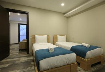 Borjomi UnderWood has rooms with a private hot tub