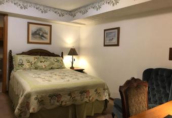 7 Gables Inn & Suites has rooms with a private hot tub