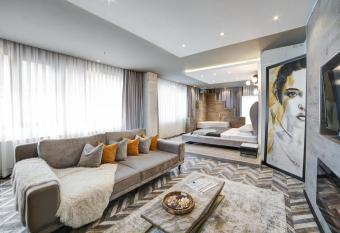 Walton Residence Sisli has rooms with a private hot tub