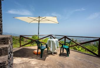 Alle pendici dell Etna sulla Baia di Taormina has Balcony rooms