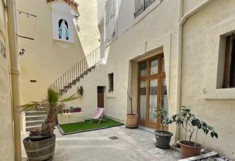 Des appartements au calme dans un immeuble historique allows 18 year olds to book a room