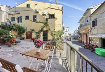 Casa La Meridiana has Balcony rooms