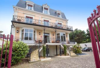 H  tel La Villefromoy allows 18 year olds to book a room