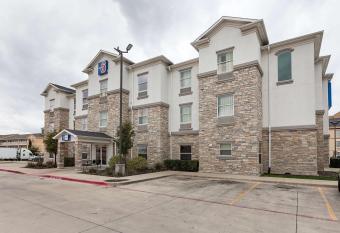 Motel 6 Fort Worth has Smoking rooms