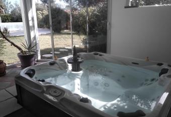 L eden naturiste has rooms with a private hot tub
