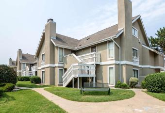Studio 6-Tulsa, OK has rooms with a private hot tub