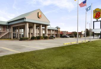 Super 8 by Wyndham New Iberia has Smoking rooms