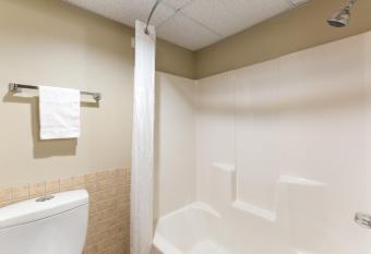 Super 8 by Wyndham Perry IA has rooms with a private hot tub