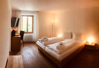 Landgasthof zum Glenner allows 18 year olds to book a room