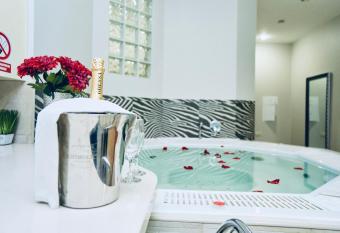 Arcadia Promenade Grand Apartments has rooms with a private hot tub